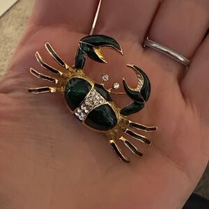 Elegant vintage Gold and Green Crab Brooch